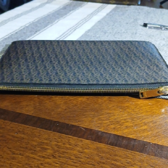 Authentic Yves Saint Laurent Black Designer Clutch Bag - Picture 10 of 14